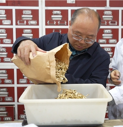 北京治疗腰椎间盘突出优选：朱保华院长与五体针罐疗法的康复传奇